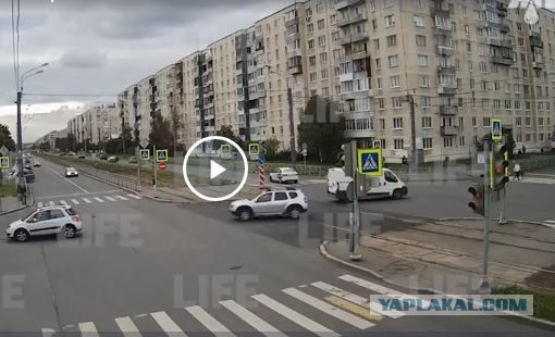 Пассажира выбросило на дорогу. Камеры сняли момент жёсткого ДТП в Петербурге