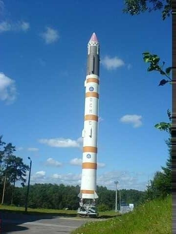 В западных соцсетях завирусился кадр с гигантской ракетой прямо во дворе — речь о памятнике «Союз-У» в Байконуре