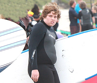 Внебрачный сын Арни все больше похож на отца