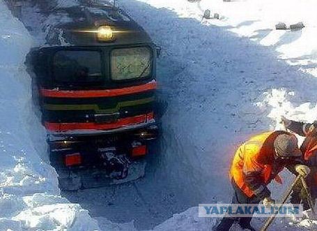 Поезда Рассекают Снег!