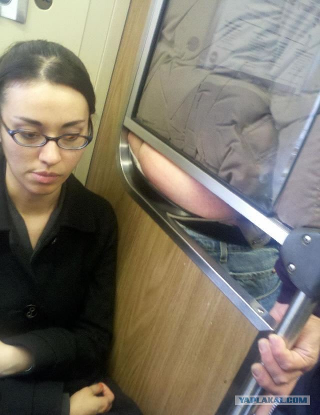 Пассажиры в метро.