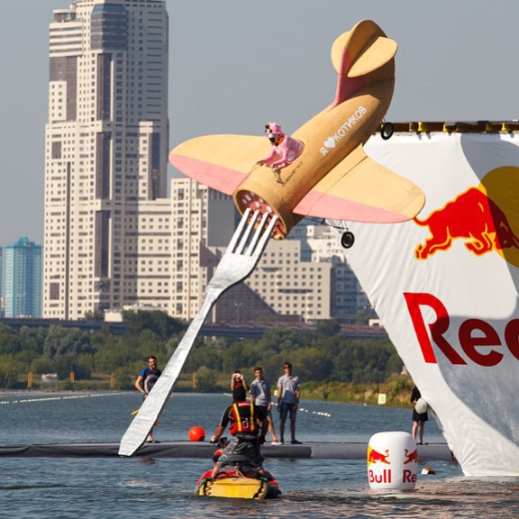 Red Bull Flugtag 2015: полет головы Михалкова