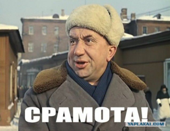 Порнозвезда прыгнула голой с парашютом.Видео