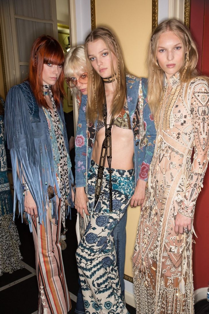 Қара адам мен студент арасындағы секс Бастық оның юбкасының астындағы белдікпен жазаланады