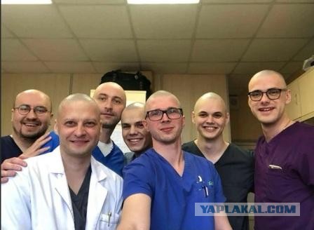 Парикмахер  состриг себе волосы на голове в знак солидарности с больной раком