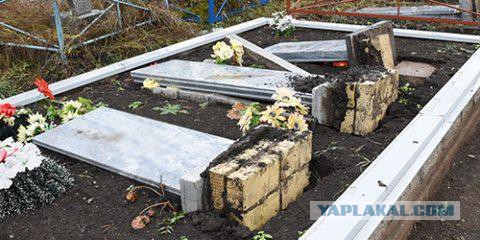 Коммунальщики повредили десятки надгробий советских солдат