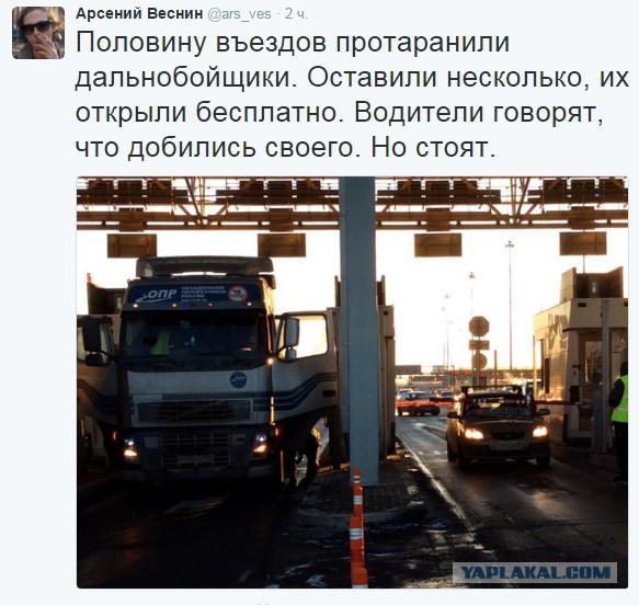 Протест дальнобойщиков в СПБ! Водители перекрыли машинами автомагистраль открытую Путиным.