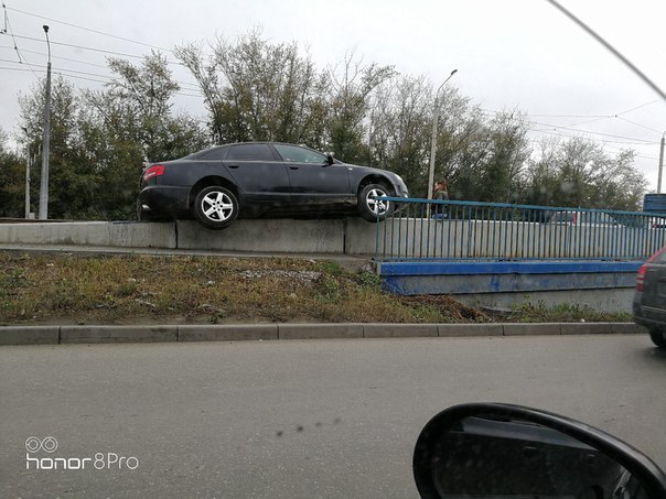 Две бабы в Челябинске решили проехать под мостом одновременно и встряли