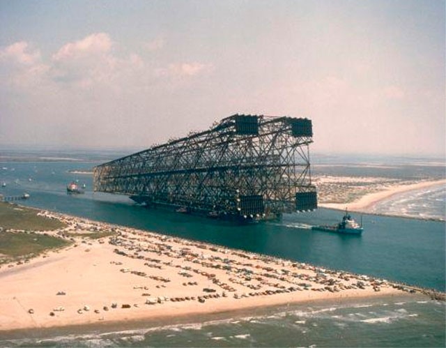 Транспортировка основания буровой платформы Bullwinkle, 1988 год, Мексиканский залив