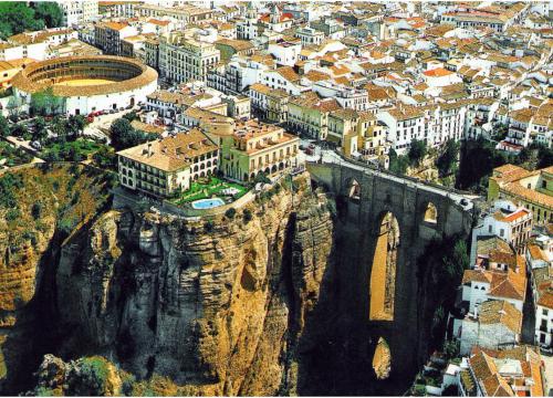 Испанский город на скале из одной улицы