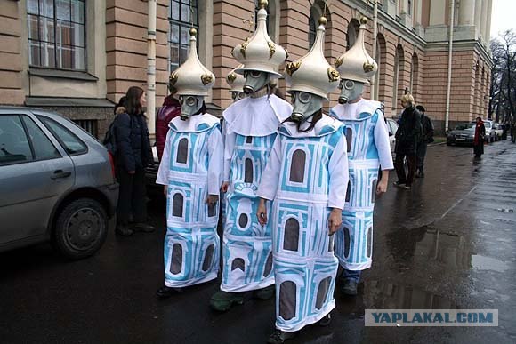 Патриарх Кирилл продолжает удивлять кортежем