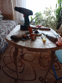 Небольшой столик из дров