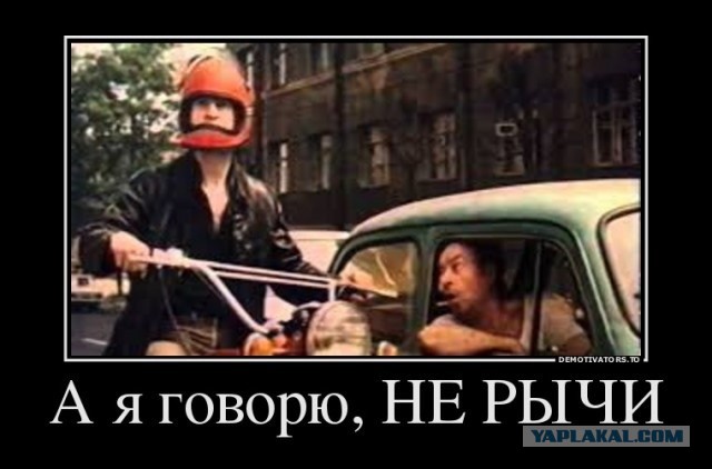 В Индонезии полицейский своеобразно решил вопрос с  водителем мопеда, у которого шумно работал выхлоп