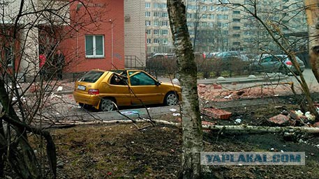 Мощный взрыв прогремел в многоэтажном доме Петербурга