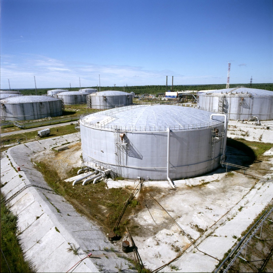 обваловка резервуаров нефтепродуктов. обвалование резервуаров это. обвалование резервуаров это. газовые резервуары в обваловании. обваловка резервуаров нефтепродуктов.