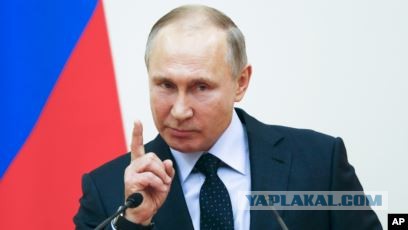 Полиция Оренбурга ищет мать детей, которые на ее глазах снежками потушили вечный огонь. Женщина даже не пыталась им помешать
