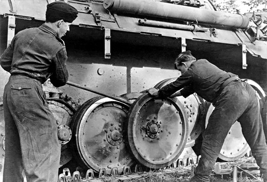 Цветные фотографии бронетехники времён Второй мировой войны