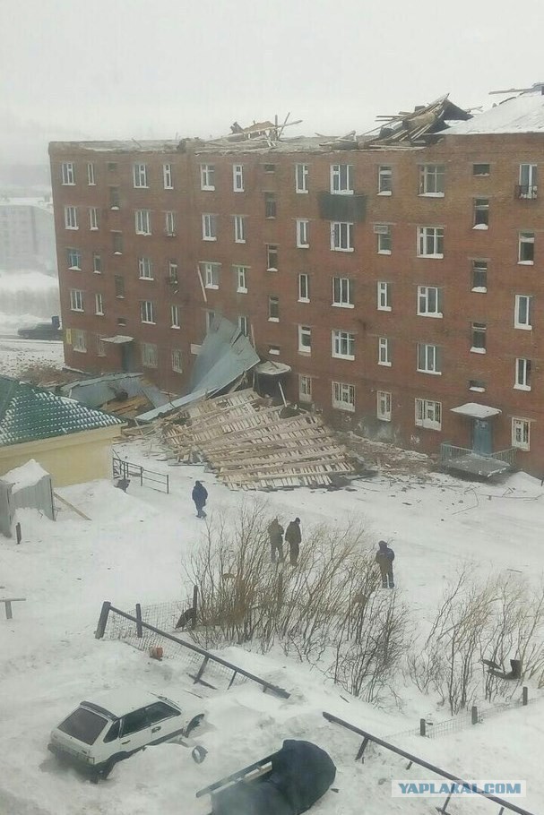 В Красноярском крае сильный ветер сорвал крышу с пятиэтажки