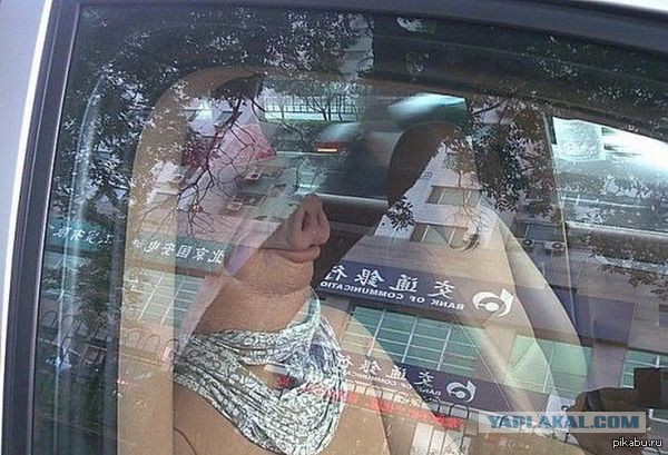 Заглянул как то в машину Жены!Возит детей в сад...