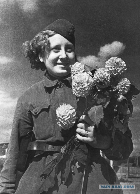 Женщины и война. Только улыбки