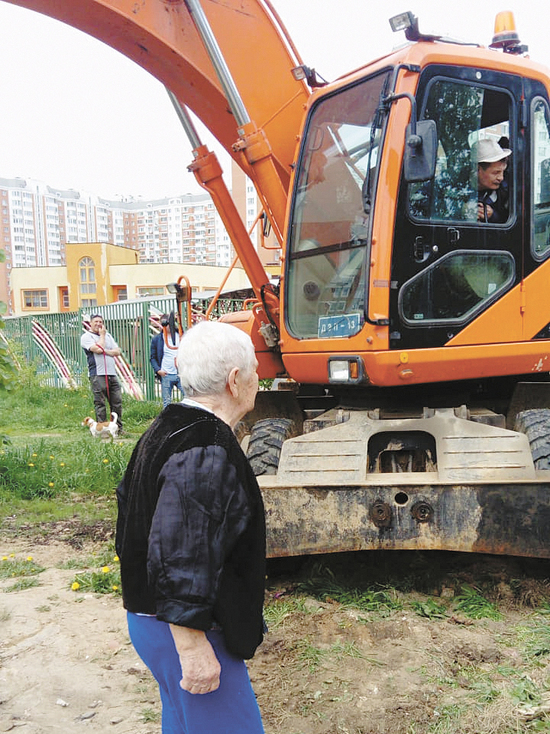 «На глазах у всех обворовали»: бывшие чиновники купили землю с уже построенными на ней многоквартирными домами