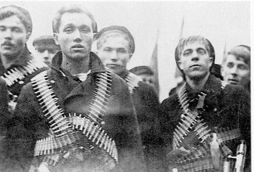 Народ! Вставай, проклятьем заклеймённый!