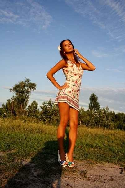 Девушки в коротеньких платьях