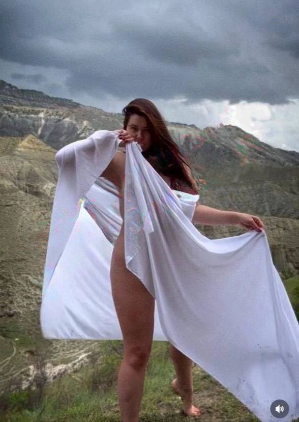 Голая туристка сделала фотосессию в стиле ню на фоне гор Дагестана: теперь ее прокляли