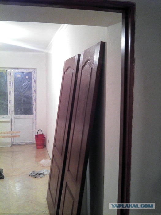 Деревянное дверное полотно дёшево и сердито.