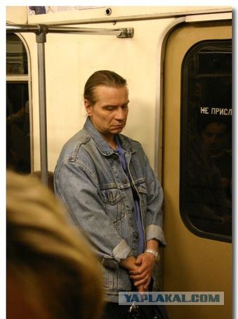 Пассажиры в метро.