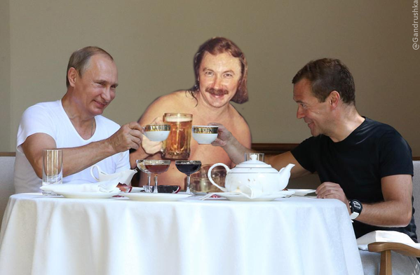Путин и Медведев качаются