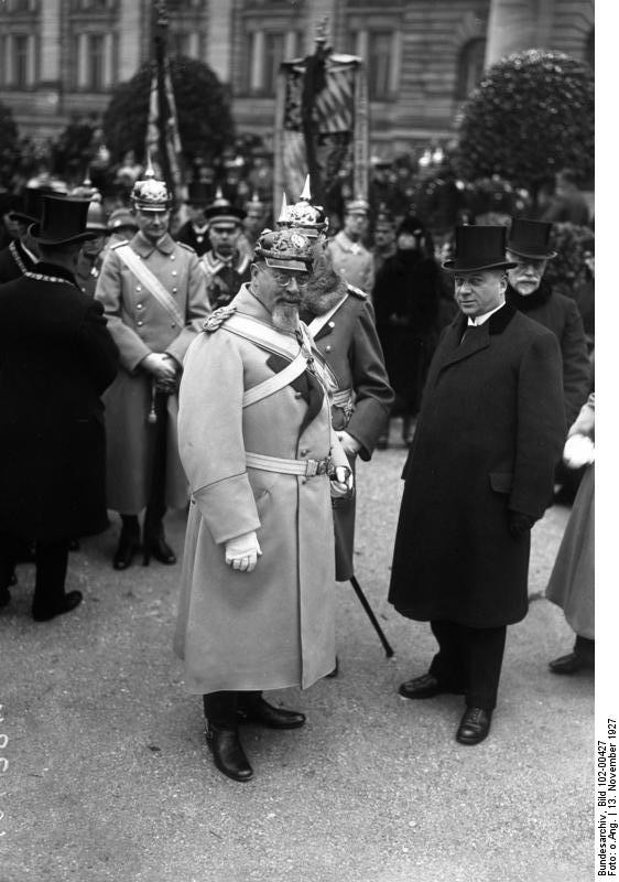 Военные каски разных стран времен Второй Мировой Войны и немного ранее