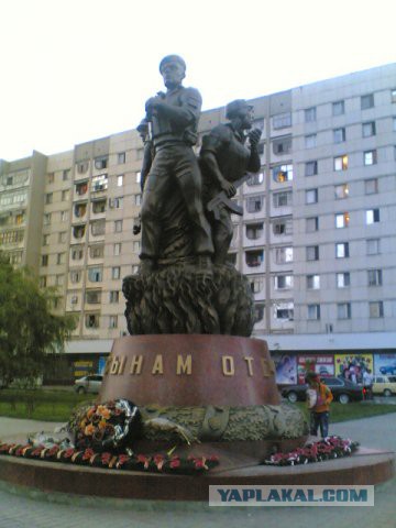 «Единая Россия» установила памятник из пластика