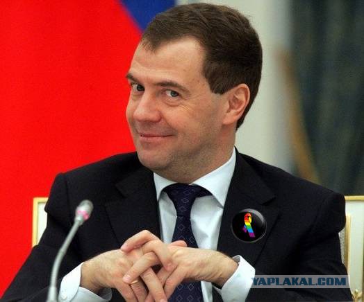 Медведев назвал "чушью", "какими-то бумажками" и "компотом" якобы собранный на него компромат