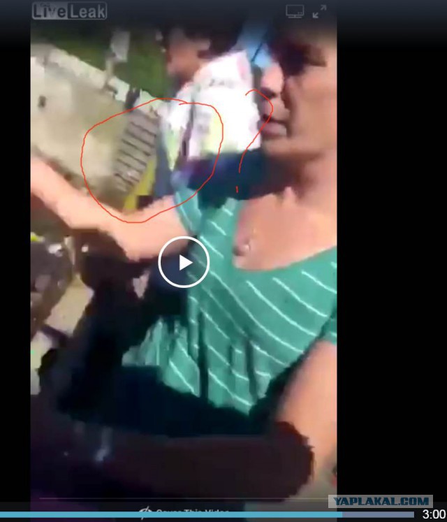 Двое мужчин утонули, пока очевидцы снимали...