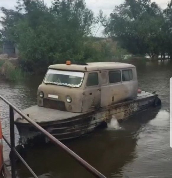 Необычный паром, сделанный народными умельцами