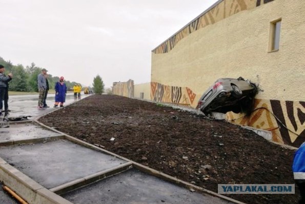 В Казани автомобиль врезался в здание.