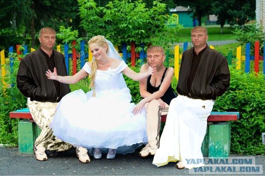 Хвастается.