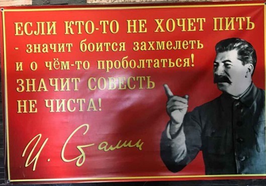 Неэффективно и очень опасно: врач объяснила, почему похмелье нельзя лечить аспирином, кофе и рассолом