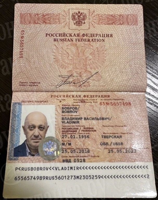 В офисе Пригожина нашли слитки золота, уйму белого порошка, сумки долларов, стволы и двойника