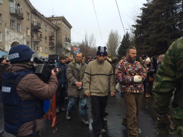 Пленных украинских военных ведут по улицам Донецка