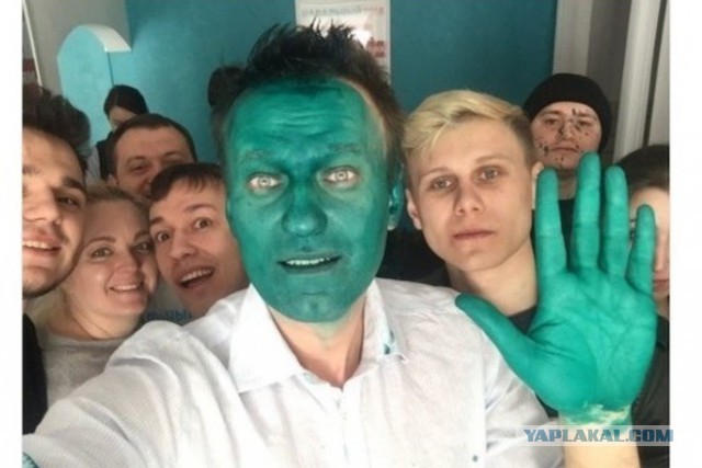 Навального облили зеленкой перед открытием предвыборного штаба в Барнауле