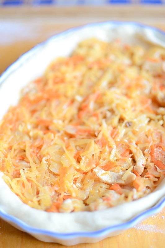 Пирог с капустой и немножко с курицей