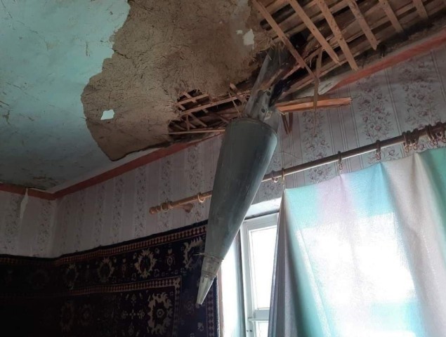 Момент попадания снаряда в жилой дом в Николаевской области