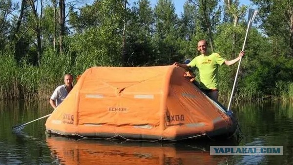 Спасательный плот