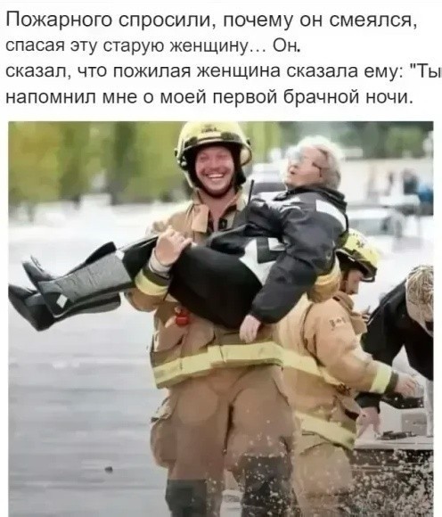 Видео дня: спасатель отпаивает кота после пожара в доме на бульваре Дмитрия Донского.