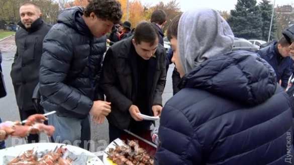 Порвали два баяна: в Одессе Саакашвили провожали шашлыком и вином