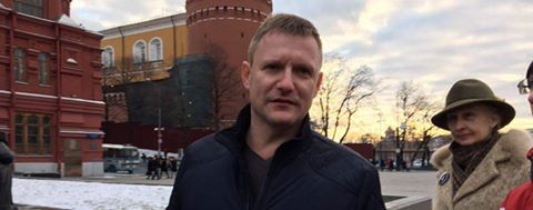 РЕН-ТВ заботливо замазало лицо напавшего на Навального