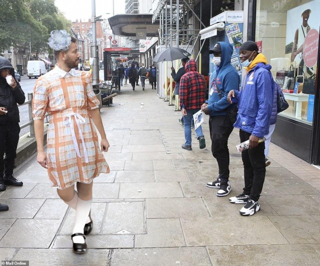 Житель Лондона провел день в мужском платье Gucci и был (ну почему же, интересно?!) неприятно удивлен