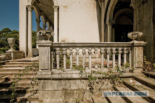 Заброшенный вокзал в Гаграх (12 фото)
